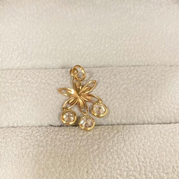 GOLD - FLOWER PENDANT - Picture 1 of 2